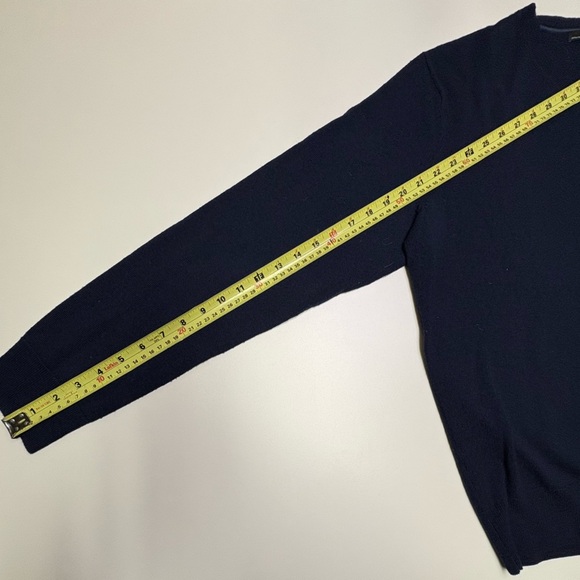 Saks Fifth Avenue 100% Merino Wool V-Neck Sweater Navy Blue New Condition Soft - Picture 6 of 8